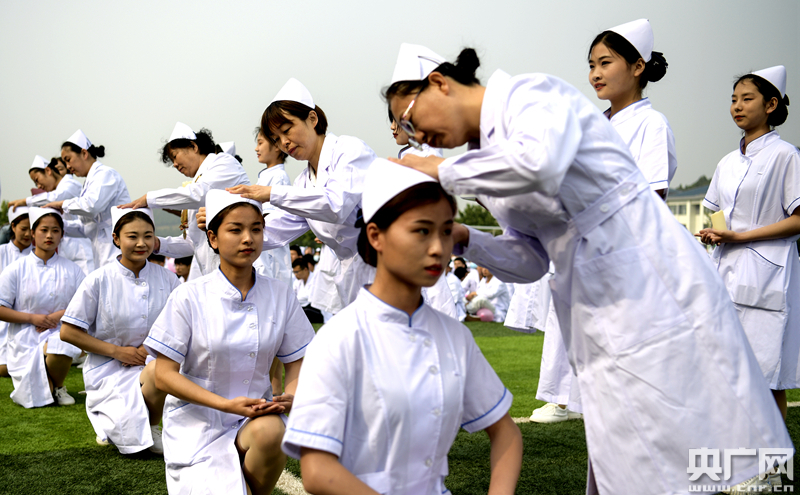 山东济南:"授帽传烛"迎护士节