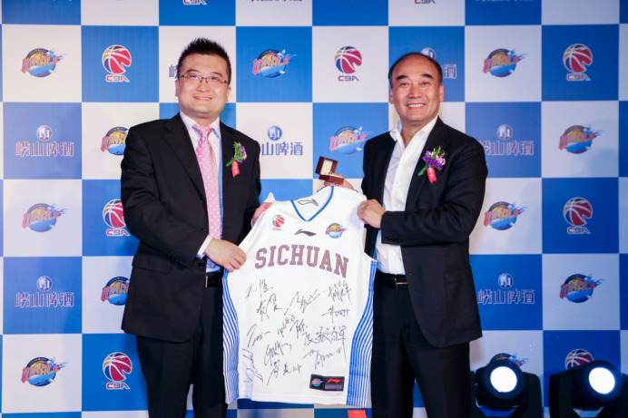 "喝伙人联盟"亮相揭幕战 崂山啤酒闪耀cba新赛季