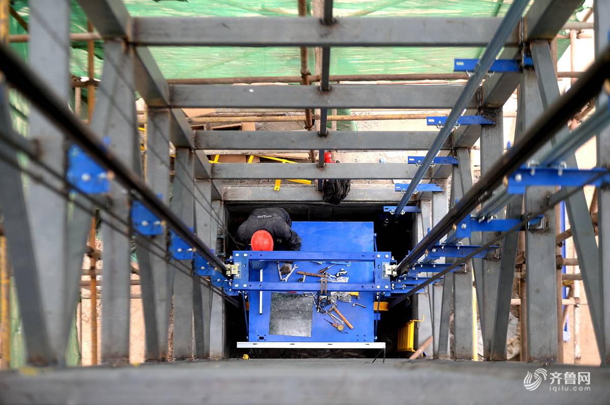 济南老楼电梯钢架安装完成 1月底投入使用