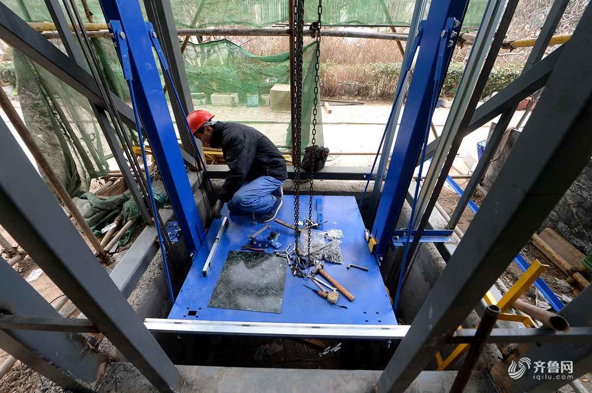 济南老楼电梯钢架安装完成 1月底投入使用