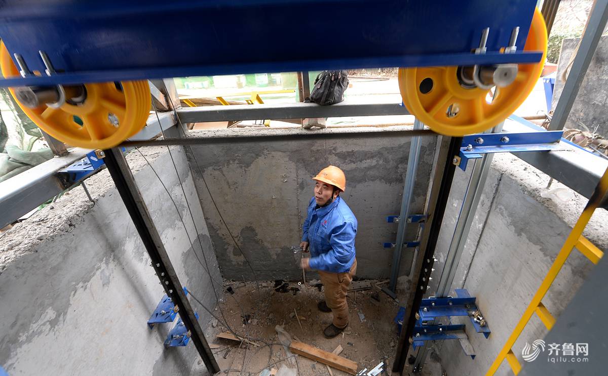 济南老楼电梯钢架安装完成 1月底投入使用