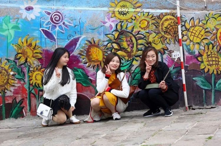 青岛街头巷尾的彩绘,不经意就被惊艳到