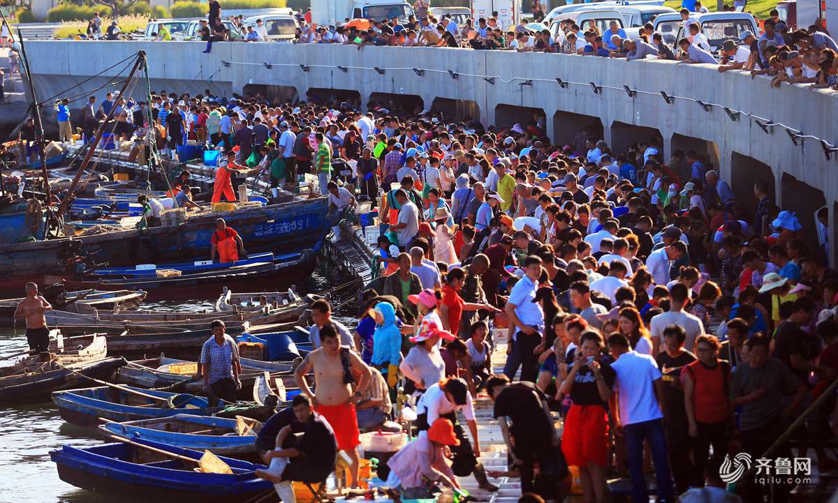 开海首日丰盛海鲜上岸 威海码头千人抢购尝鲜