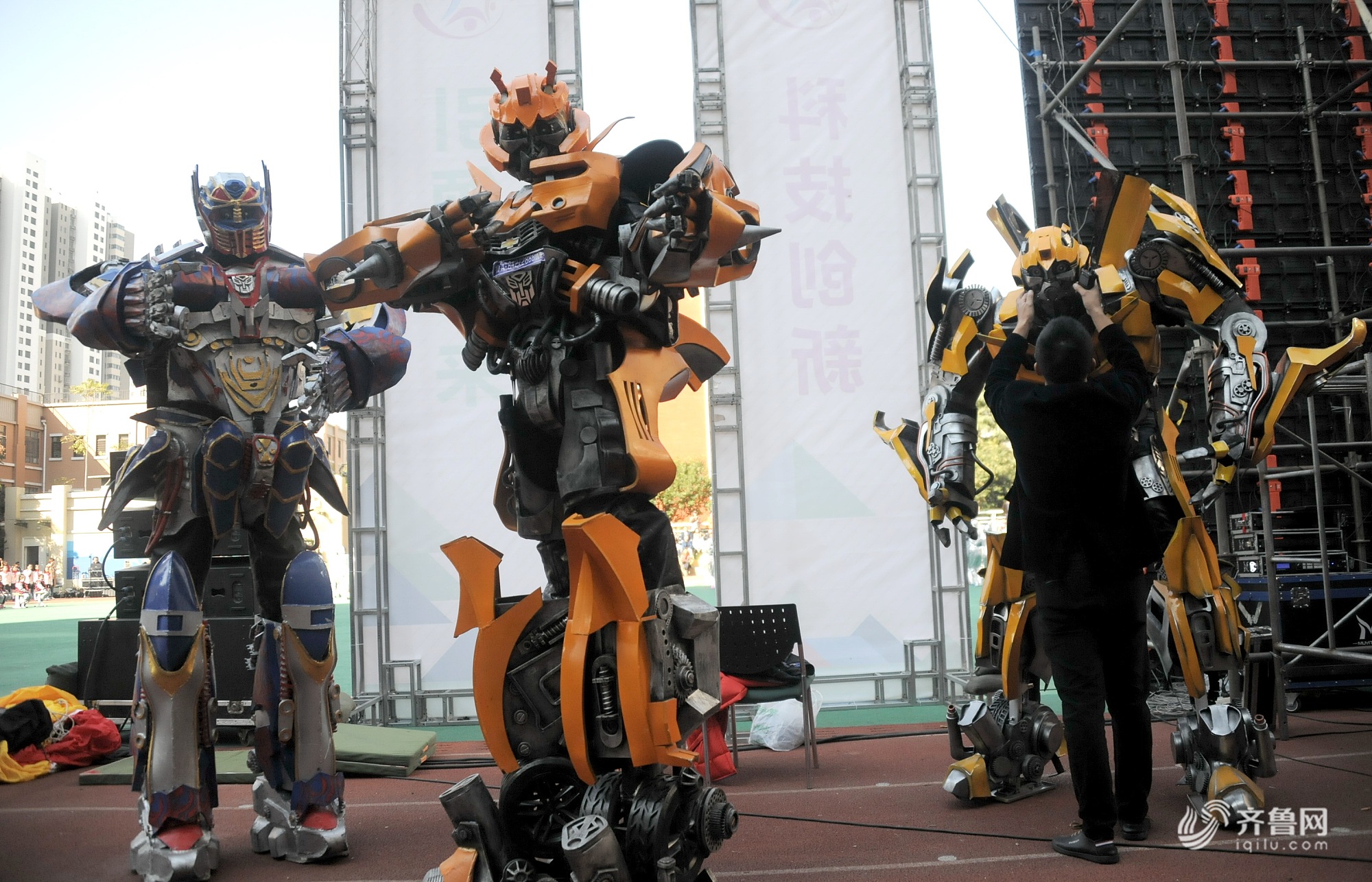 真人版变形金刚亮相济南校园