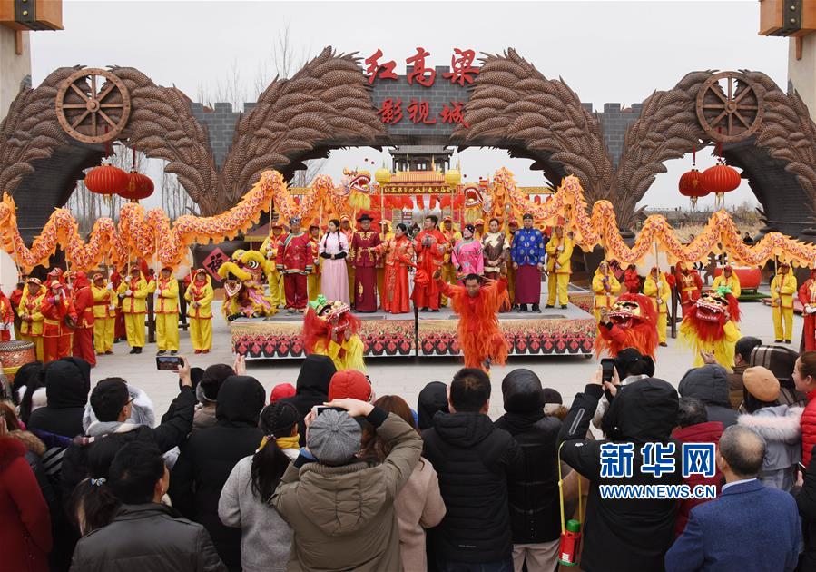 山东高密:逛庙会 赏民俗