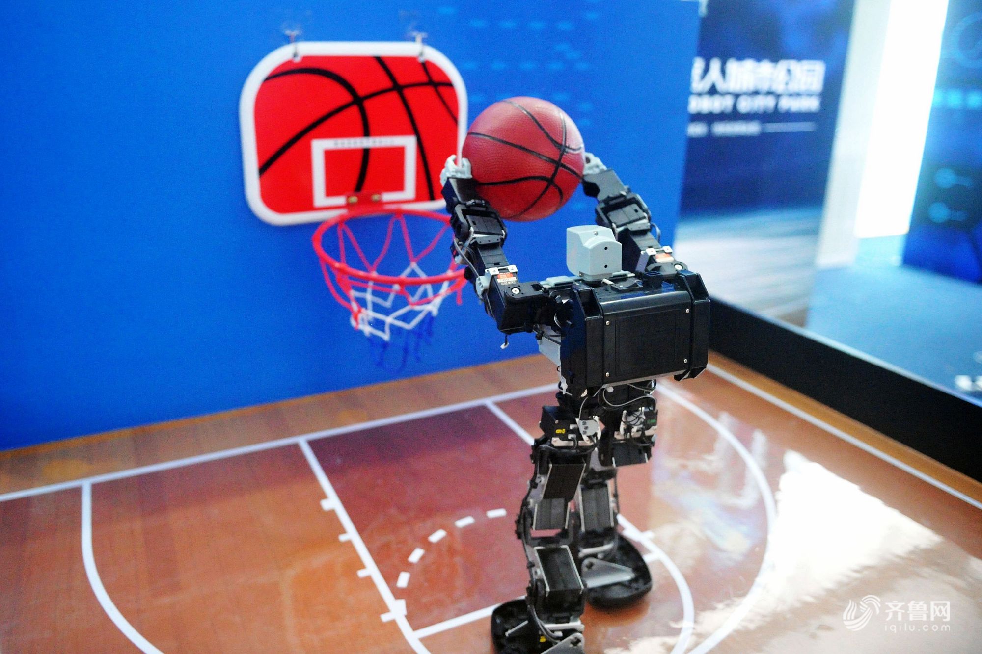 山东青岛金沙滩啤酒城,机器人在打篮球.
