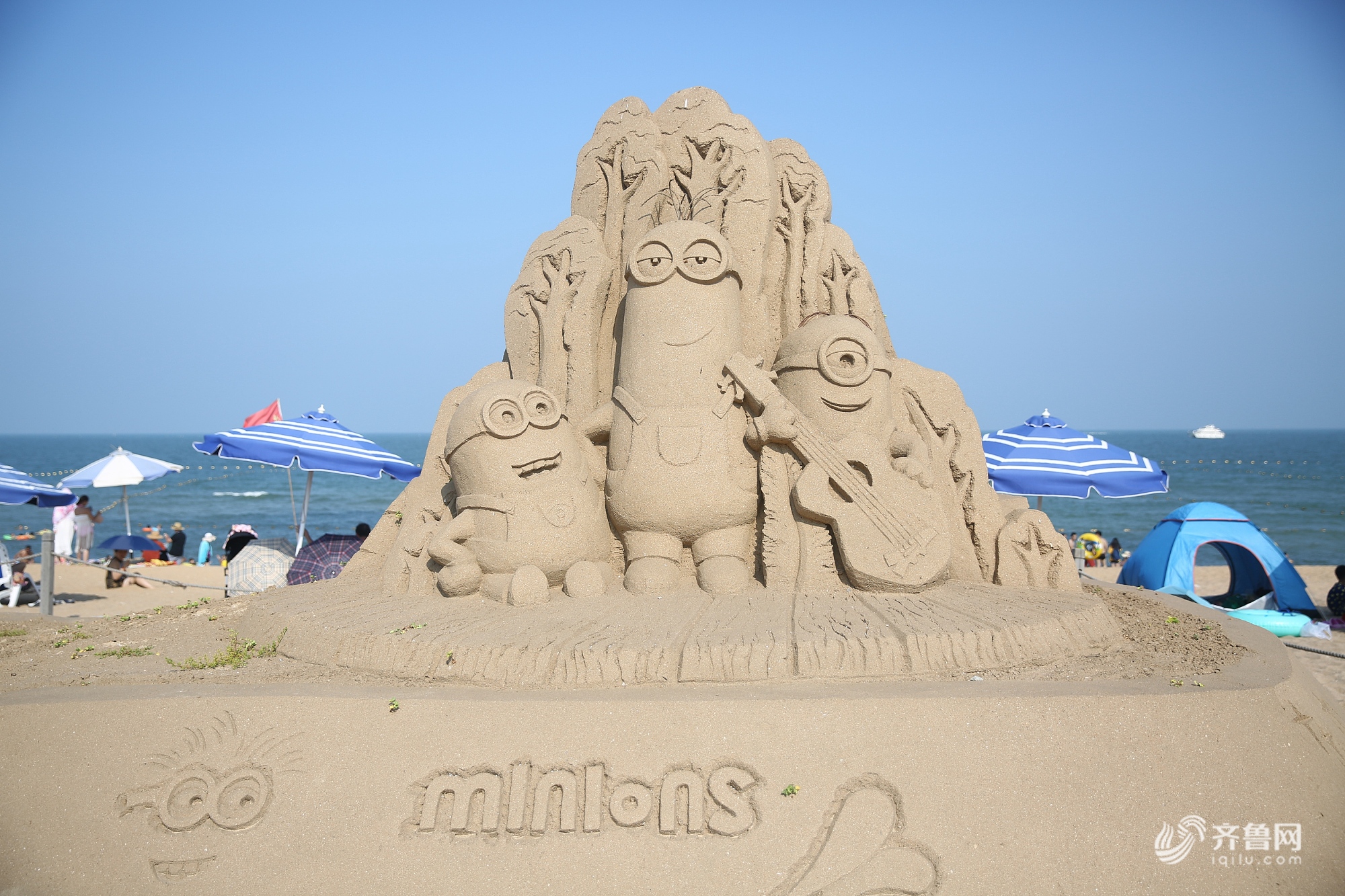 山东日照万平口海水浴场,造型各异的沙雕吸引了来自全国各地的游客