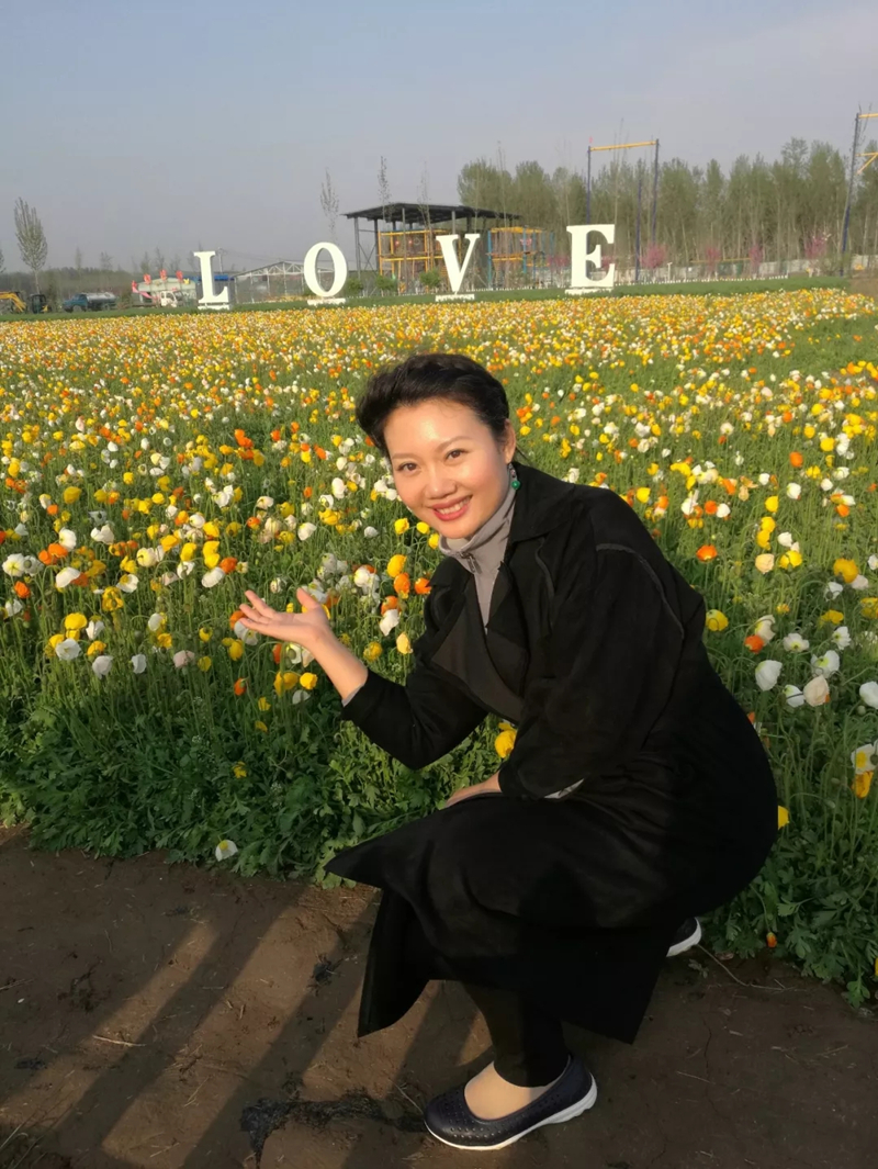 杭州走回他们的家乡,在同样的景点摆着当年的姿势,我拿着五十年的照片