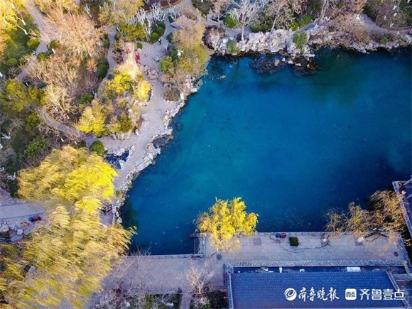 航拍冬日里的济南五龙潭青瓦碧水美如画轴