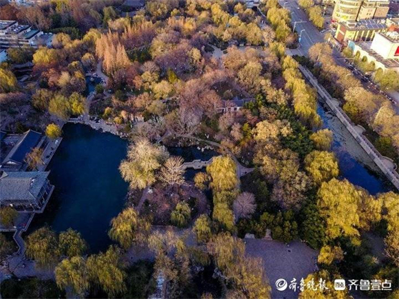 航拍冬日里的济南五龙潭青瓦碧水美如画轴