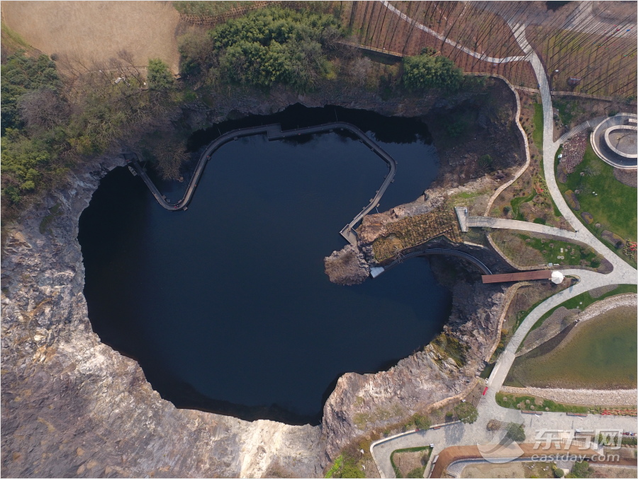 航拍上海辰山植物园内的矿坑花园.