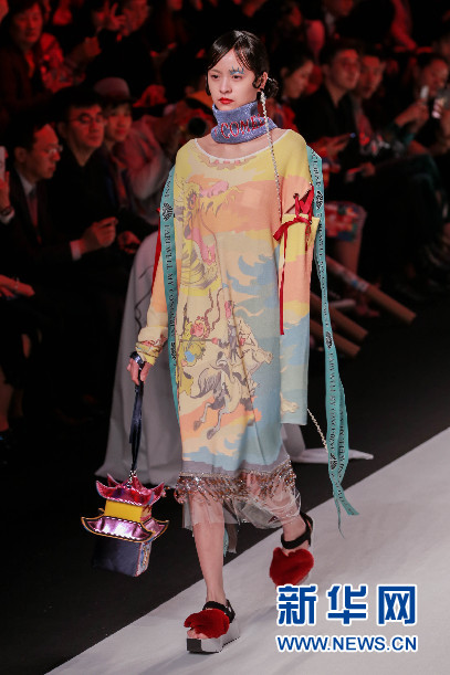 当日下午,密扇作品发布秀"髦儿戏园"在上海新天地太平湖水上秀场举行