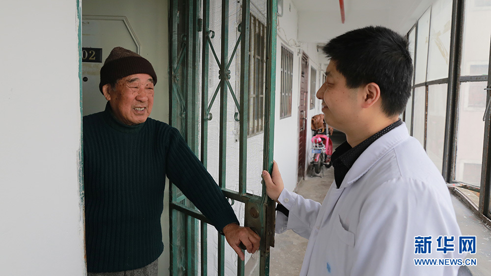 【网络媒体走转改】家庭医生徐卫刚出诊记:"走街串巷"呵护居民健康