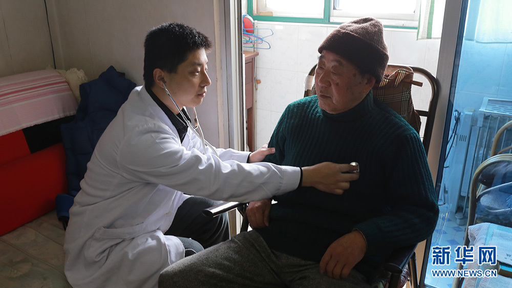 【网络媒体走转改】家庭医生徐卫刚出诊记:"走街串巷"呵护居民健康