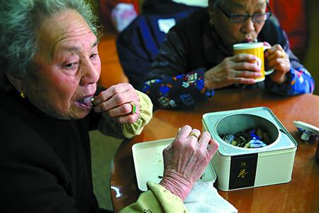 图片说明:嗑瓜子,喝茶,聊天,这里的生活让老人们安心舒坦.