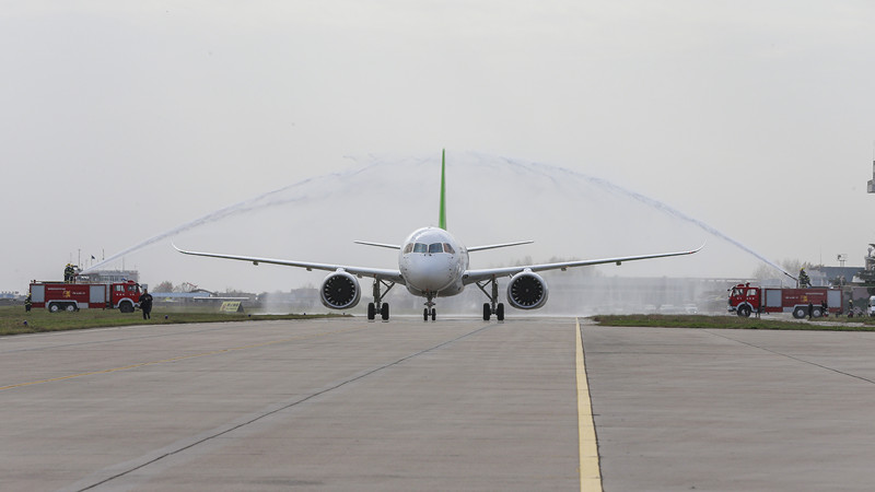 c919大型客机10101架机今天转场西安阎良