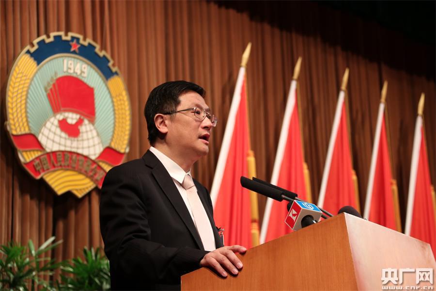 许剑民委员发言,发言的题目是《提高垃圾处理效能 缓解城市垃圾处理