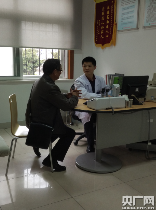 上海嘉定区马陆镇家庭医生翁立立为居民看诊中 (央广网记者林馥榆 摄)