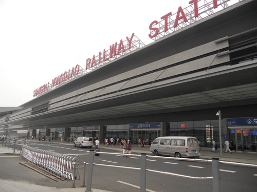 从2016年4月起,铁路上海南站和虹桥火车站对空车违规驶入火车站出发层
