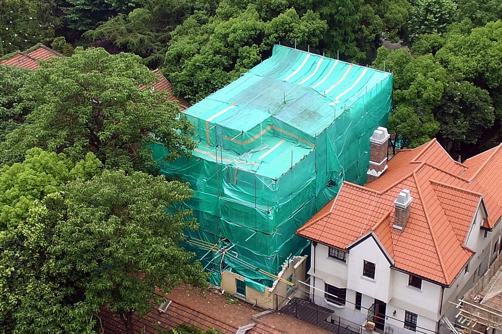 6月9日上午,巨鹿路888号院内的建筑已经被绿色纱网包裹得严严实实.