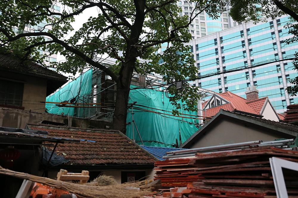 6月7日,记者拍摄的巨鹿路888号内的建筑.