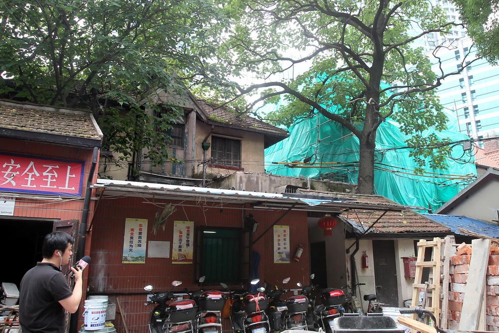 6月9日,从巨鹿路888号北侧的小区内拍摄的涉事建筑.