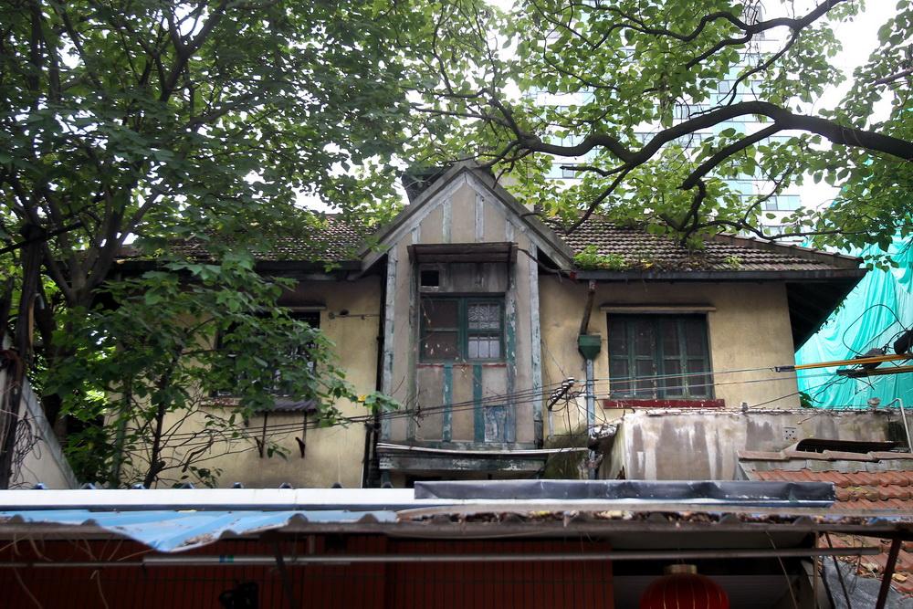 从巨鹿路888号东侧的建筑,可以看出邬达克建筑设计原来的样子.