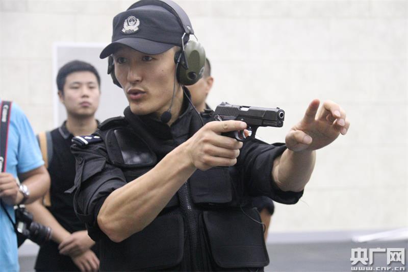 央广记者走进上海市公安局特警总队 探访日常训练