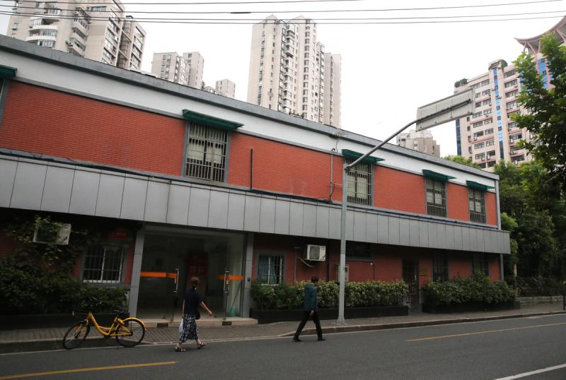 黄浦半淞园路街道,保屯路上 ,一处变成居民建身房的防空洞.