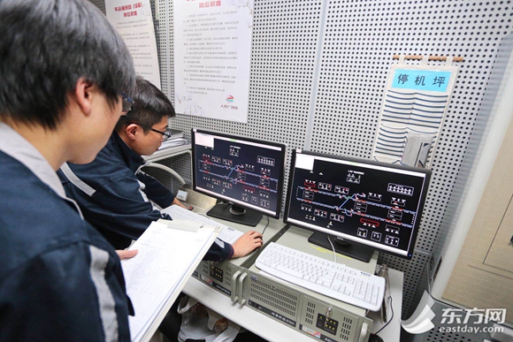 工作人员正在对新的信号系统进行调试