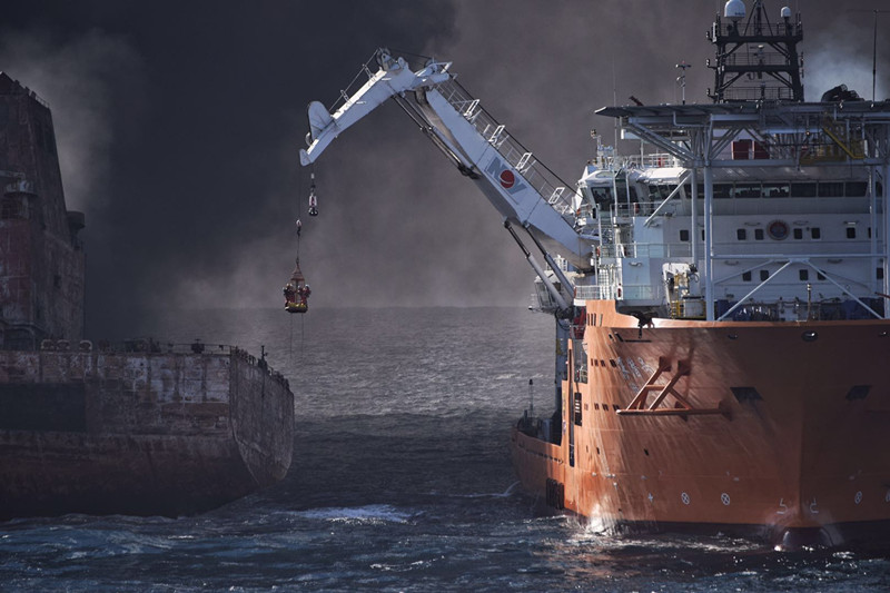 "桑吉号"爆燃沉没前 四名中方救援人员冒着生命危险登船搜救