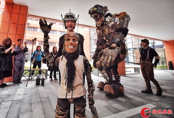 4米高巨型木偶在沪亮相 艺术家马良为母校教育展助阵