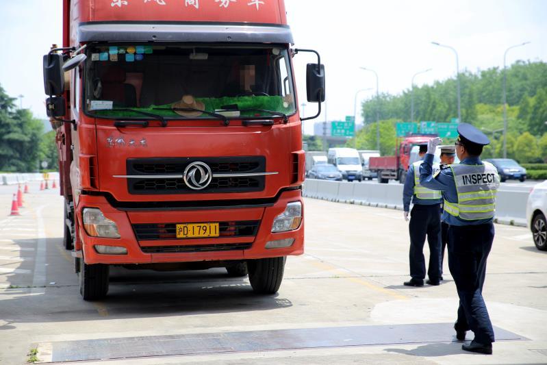 头道鲜  对于被查处的5辆超限超载车辆,按照有关规定,将由市交通委