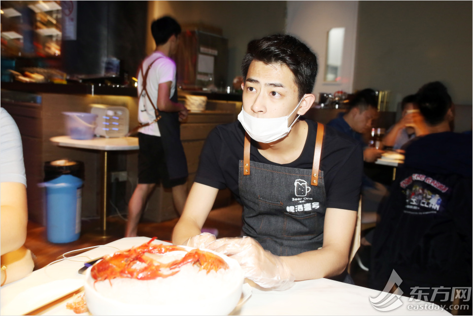 上海某餐厅推"代客剥虾"服务引争议