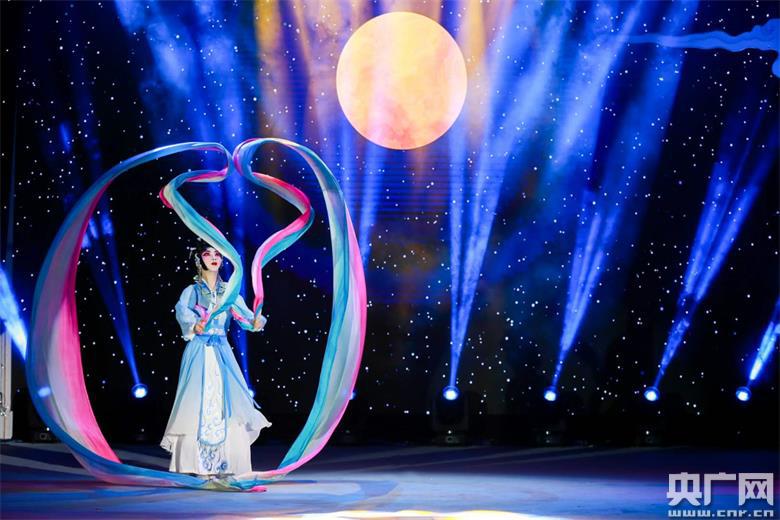 "我们的节日——海上花开月正圆"主题晚会现场(央广网发 上海市文明办