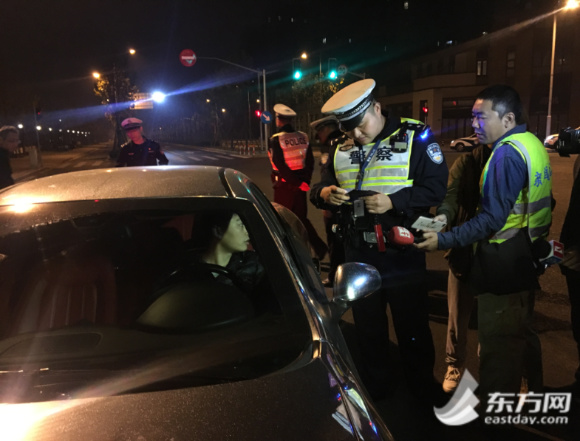 EBET易博·(中国)真人平台直击“噪音扰民|夜间做运动视频声音|”新政首日交警