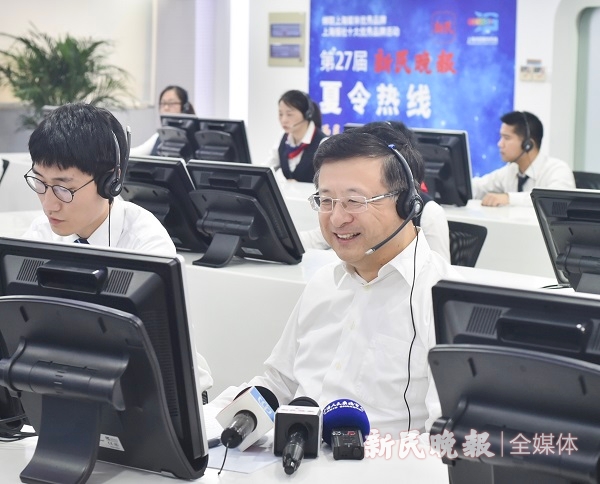 图说:上海市委常委,常务副市长陈寅接线