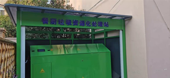 桥面破损、周围垃圾堆积 西安这些人行天桥存在问题