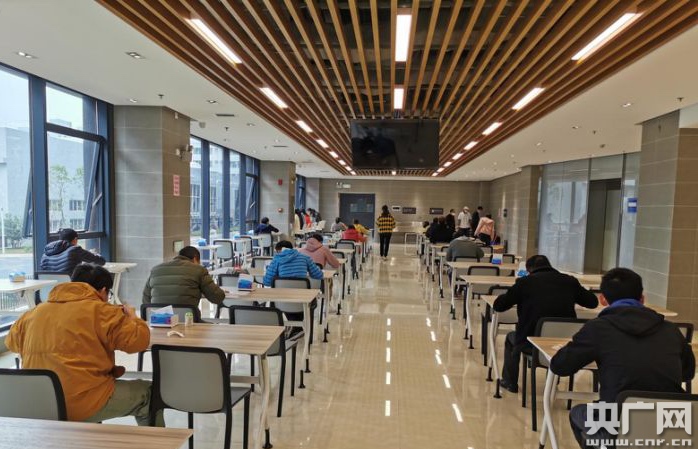 单位食堂从就餐座位上做了明显调整(央广网发 美团供图)