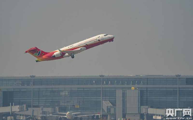 arj21飞机103架机在上海浦东机场试飞