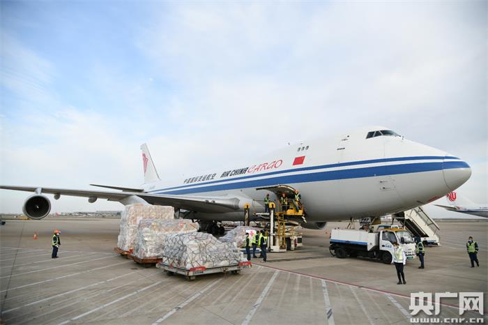 上海机场开通绿色通道保障中国援非抗疫物资高效起运