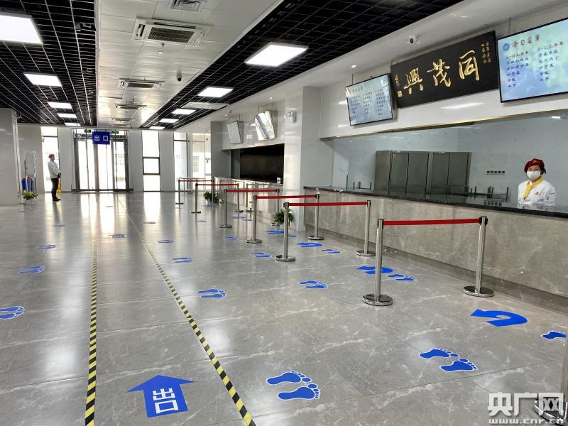 大学师生居家通过华理自建的"多层次信息化学习平台",以及超星学习通