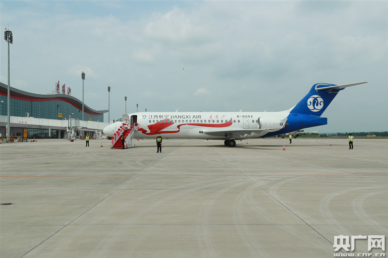 江西航空首架arj21飞机"井冈山"号从井冈山启航