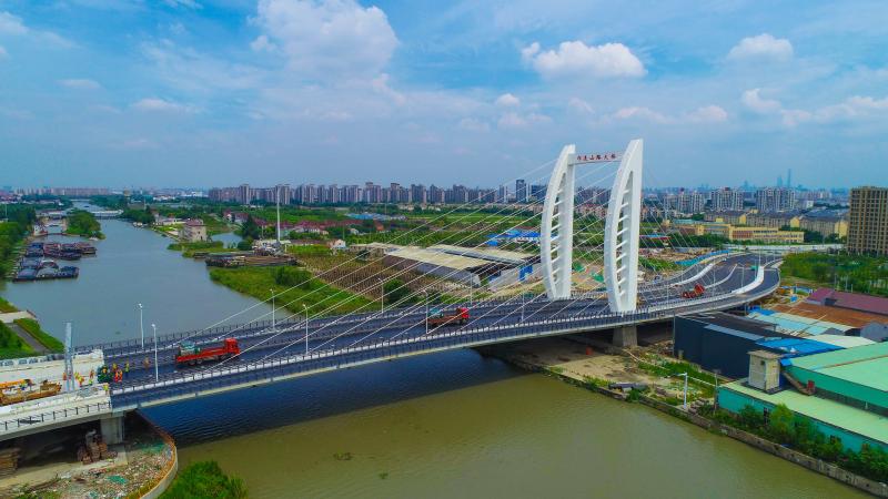 上海祁连山路大桥开始摊铺沥青,明年可具备通车条件