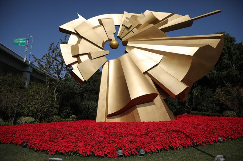 苏虹路华翔路路口的雕塑《聚》,象征着进博会让全球因为贸易而凝. .