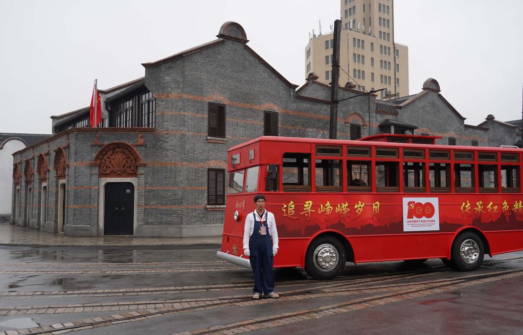 "身临其境"学党史,上影集团开出红色巴士.新华社记者 任珑 摄