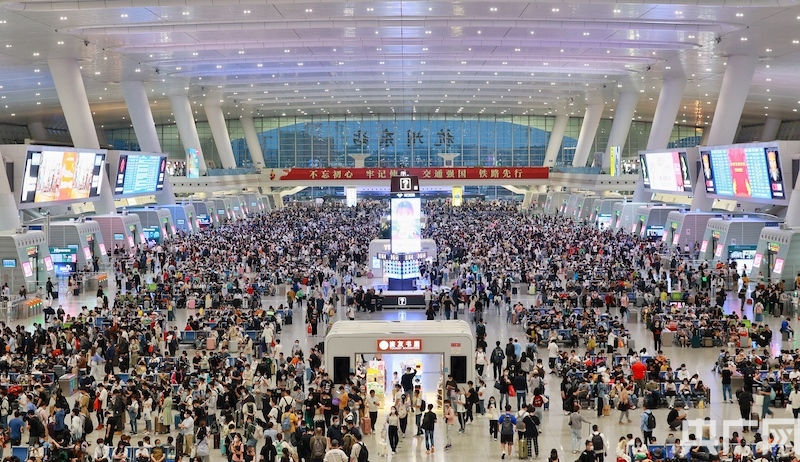 杭州东站候车大厅(央广网发 周围 摄)