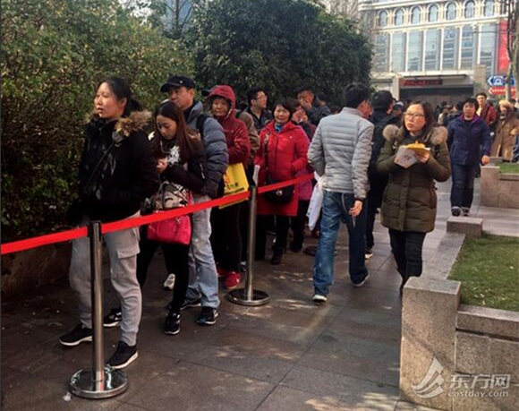 网红美食排队7小时  代购叫价水涨船高生意火