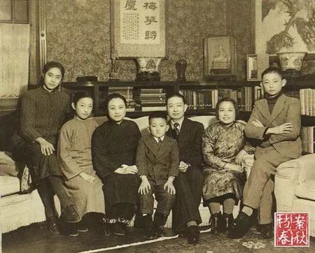 梅兰芳在马斯南路寓所与家人及弟子合影