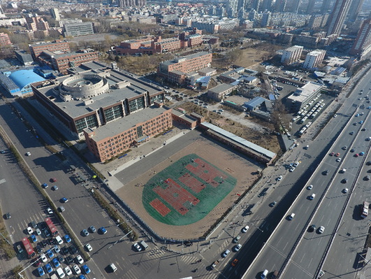 山大附小两侧道路因接送车辆造成的拥堵彻底解决(新华网发 付宇鹏摄